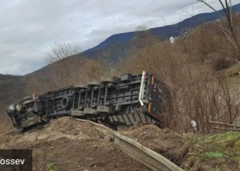 Šleper tutinskih tablica prevrnuo se na putu Priština – Raška