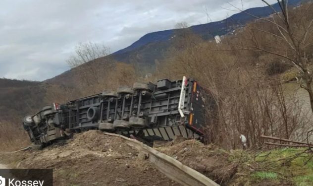 Šleper tutinskih tablica prevrnuo se na putu Priština – Raška
