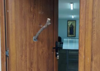 Nepoznate osobe oštetile vrata objekta manastira u Lukocrijevu kod Novog Pazara
