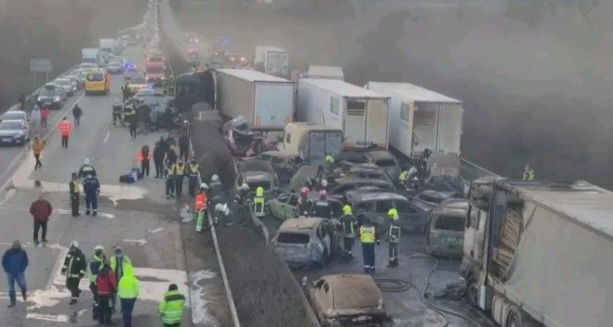 Lančani sudar na autoputu u Mađarskoj, 5 kamiona i 37 automobila
