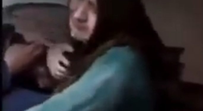 Vjera u svakom trenutku, žena nije htjela uzaći ispod ruševina dok joj ne daju hidžab VIDEO