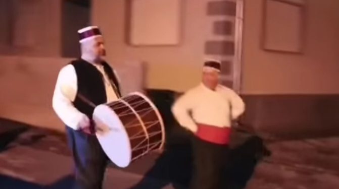 Tradicionalno pozivanje na sehur uz goč ulicama Sjenice VIDEO