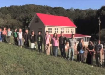 Pozira sa 18 djece i ppkazuje kuću gdje žive, svi se čude VIDEO