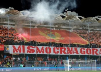 Crnogorci sa tribina poslali poruku Srbiji- “Mi smo Crna Gora”. Srbi vređali Mila