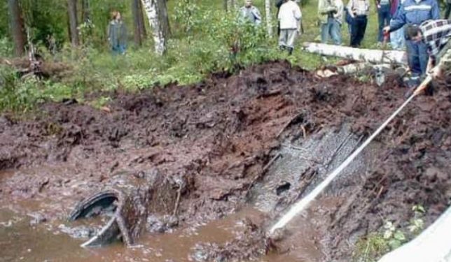 PRIMJETIO ČUDNU RUPU U JEZERU: Kada je pogledao unutra, otkrio je dugo čuvanu tajnu