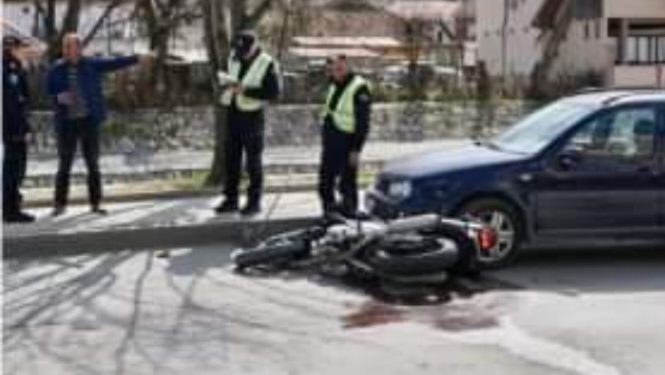 Novi Pazar: Saobraćajna nesreća u kojoj se motociklista zakucao u auto
