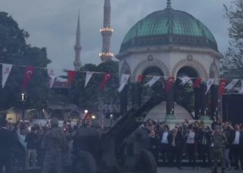 Vrijeme iftara u Istanbulu, hiljade ljudi za vrijeme iftara ispred Sultanahmet džamije VIDEO