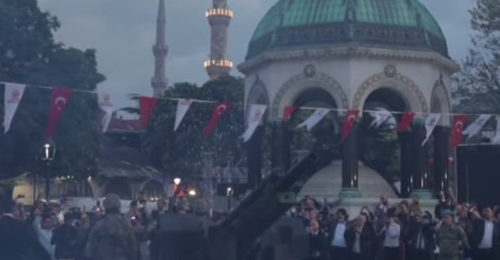 Vrijeme iftara u Istanbulu, hiljade ljudi za vrijeme iftara ispred Sultanahmet džamije VIDEO