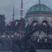 Vrijeme iftara u Istanbulu, hiljade ljudi za vrijeme iftara ispred Sultanahmet džamije VIDEO