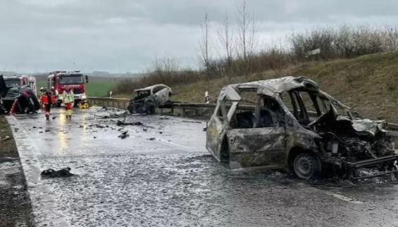 Njemačka: U stravičnoj saobraćajnoj nesreći stradalo 7 osoba od kojih je 6 izgorjelo, 3 teško povrjeđene