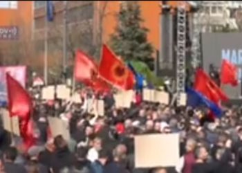 U Prištini protest “Marš za pravdu”, u znak podrške Haškim optuženicima uoči početka suđenja VIDEO