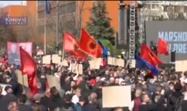U Prištini protest “Marš za pravdu”, u znak podrške Haškim optuženicima uoči početka suđenja VIDEO