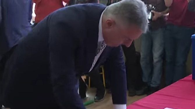 Predsjednički kandidati glasali, Milatović zaboravio ličnu kartu a Đukanović poručio Srbiji VIDEO