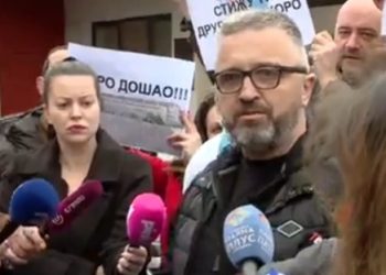 Vučićević stigao na odsluženje zatvorske kazne. Pristalice Dveri mu poručile: “Stižu drugari uskoro”