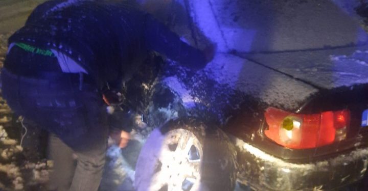 Tutin: Auto udarilo u garažu pa povredilo vlasnicu VIDEO
