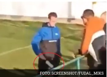 Na fudbalskim utakmicama u Srbiji kao u Kamodži, navijač satarom na sudiju VIDEO