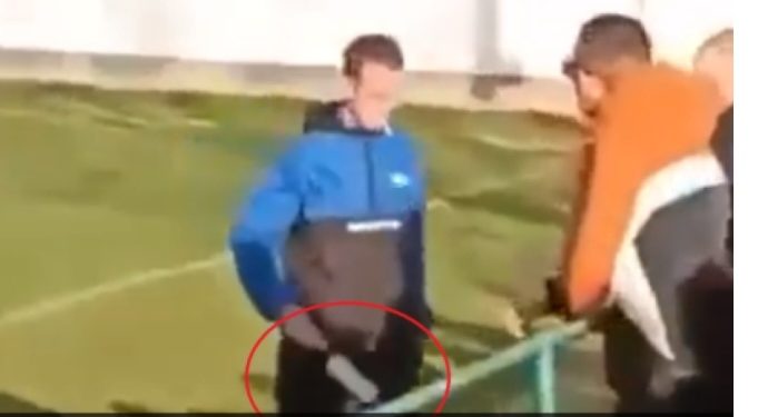 Na fudbalskim utakmicama u Srbiji kao u Kamodži, navijač satarom na sudiju VIDEO