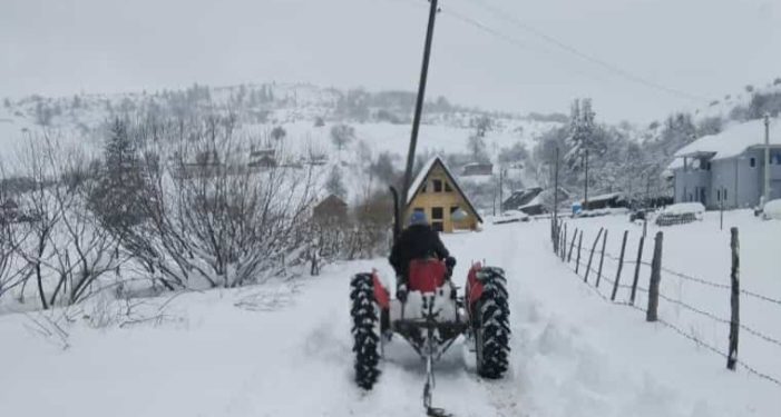 Snijeg napravio velike probleme mještanima sela u Tutinskoj opštini, veliki broj bez struje