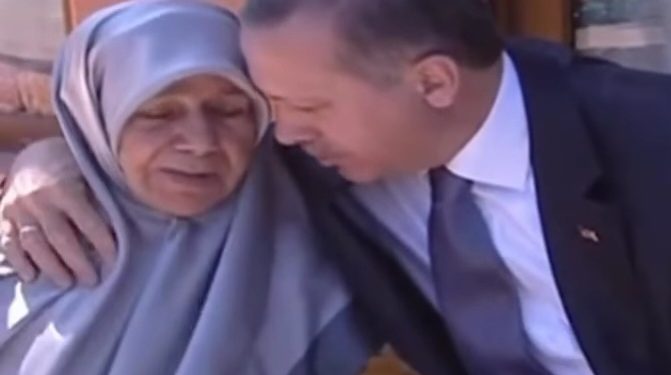 Majka, majka, majka! Dirljiv govor  Erdogana o svom odnosu prema majci VIDEO