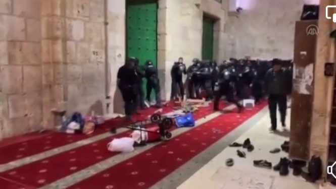 Drugu noć za redom izraelske snage upale u džamiju Al Alksa VIDEO