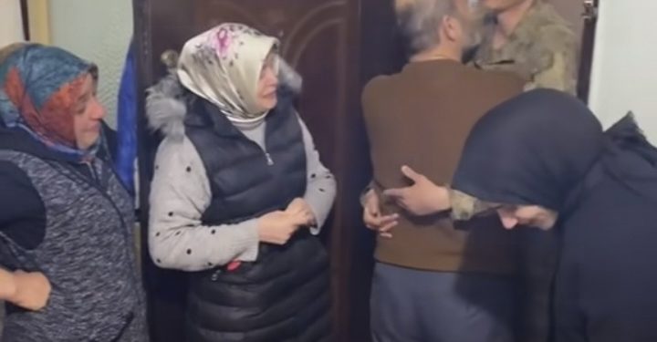 EMOTIVNO – Turski asker iznenadio svoju porodicu za vrijeme iftara