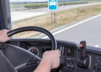 Vozač kamiona sta na pauzu pa se objesio na banderu