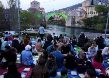 U Mostaru ispod Starog mosta iftarilo 1.300 postač