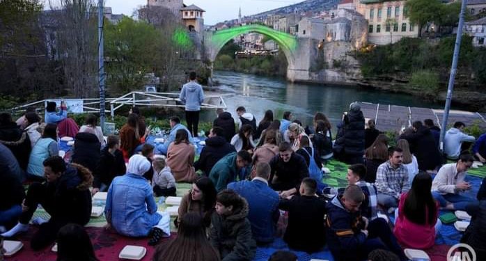 U Mostaru ispod Starog mosta iftarilo 1.300 postač