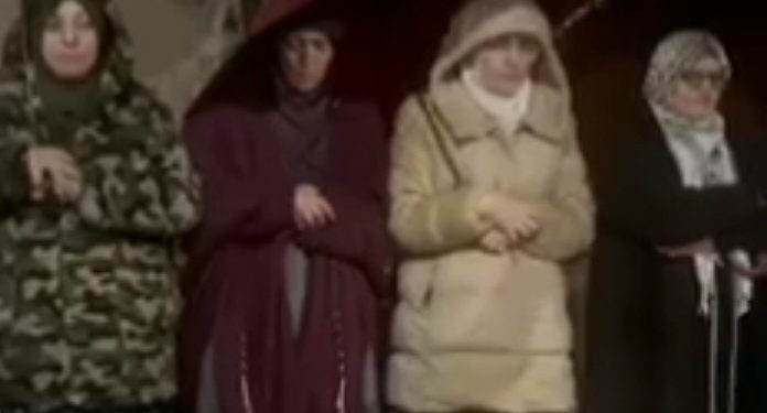 Obavljanje namaza pod kišom u dvorište Al Akse VIDEO