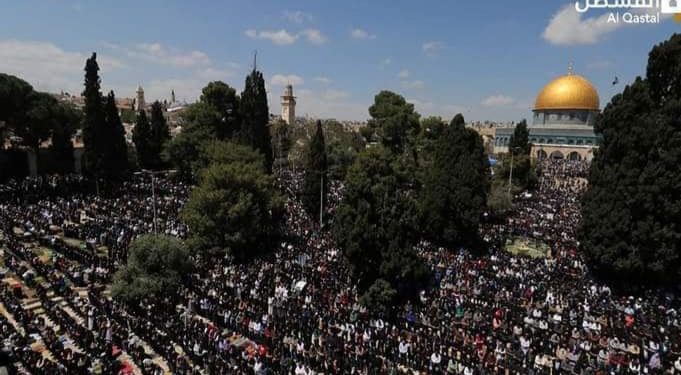 Palestinci ne daju Al Aksu uprkos preprekama i napadim, snimci sa iftara i džume VIDEO