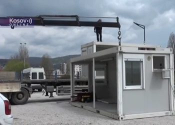 Postavljanje kontejnera za glasanje u Severnij Mitrovici, policija u pripravnosti
