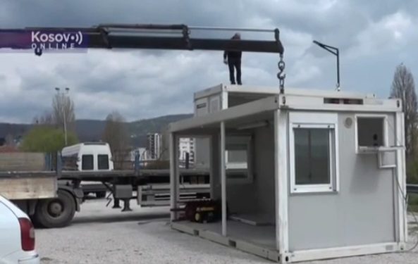 Postavljanje kontejnera za glasanje u Severnij Mitrovici, policija u pripravnosti