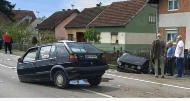 U Teškoj Saobraćajnoj Nesreći “Golf II” Se Prepolovio Od Siline Udara