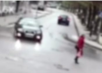 Dramatičan snimak iz Prijepolja: Vozač audija pokosio ženu nasred ulice VIDEO