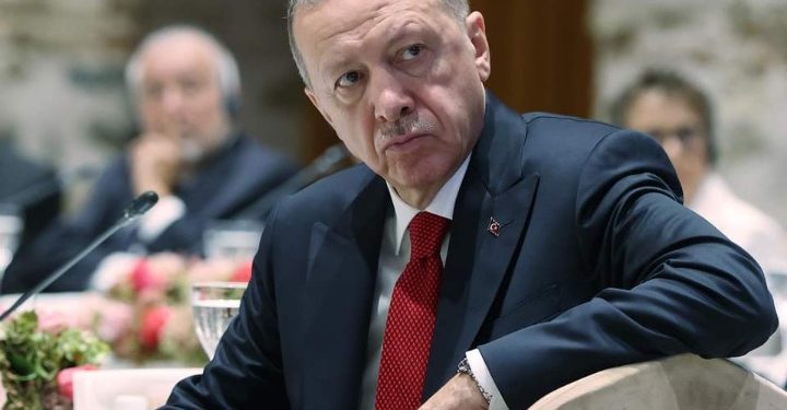 Erdoganu pozlilo u sred emisije, interviju je prekinut a on se izvinio publici VIDEO