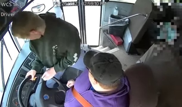Dječak spasIo putnike brzom reakcojom kada se onesvijestio vozač autobusa VIDEO