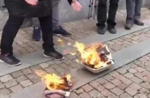 Desnočari u Danskoj opet pravociraju muslimane, spalili Kur'an ispred ambasade Turske
