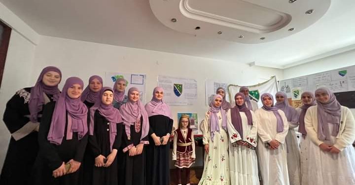 U prostorijama ženske “Sinan- beg” medrese održan program povodom Dana nacionalne zastave