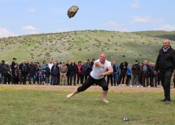 VIDEO/ Održane konjičke trke u Raškoviće. Sinančević bacao kamen sa ramena