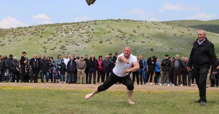 VIDEO/ Održane konjičke trke u Raškoviće. Sinančević bacao kamen sa ramena
