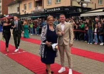 Ne zaboravi ruku koja te othranila, unuk Medo sa nanom Merimom na maturskoj večeri