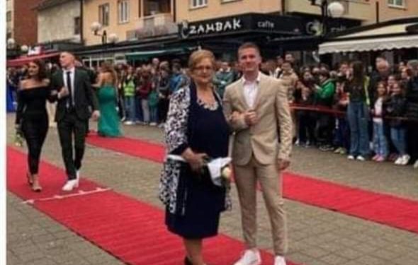 Ne zaboravi ruku koja te othranila, unuk Medo sa nanom Merimom na maturskoj večeri