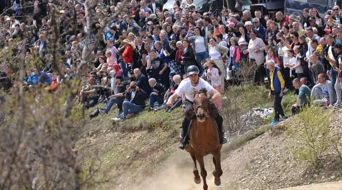 Tradicionalna 53. Komaranska košija održana na brdu iznad Brodareva