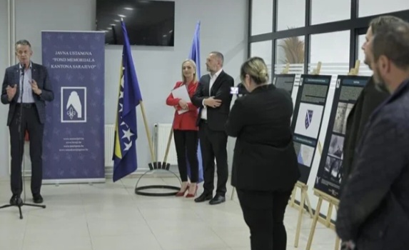 Otvorena izložba “Sarajevski maloljetni borci”: Ilustracija jedne mladosti koja je školske klupe zamijenila rovovima