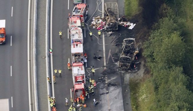 U teškoj saobraćajnoj nesreći u Njemačkoj učestvovali autobus i 2 kamiona FOTO