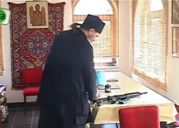 VIDEO/ Crkva u Srbiji organizuje kamp za djecu na kojem ih obucava rukovanju replikama automatskog oruzja