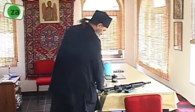 VIDEO/ Crkva u Srbiji organizuje kamp za djecu na kojem ih obucava rukovanju replikama automatskog oruzja