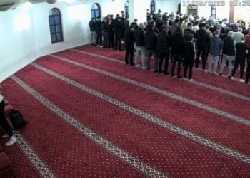 Novi Pazar: Kamere snimile lopova dok prazni džepove vjernika za vrijeme namaza VIDEO