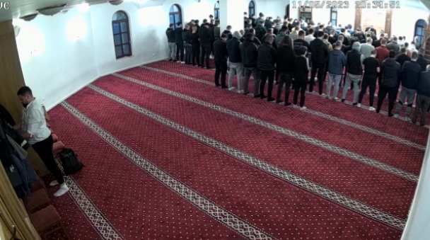 Novi Pazar: Kamere snimile lopova dok prazni džepove vjernika za vrijeme namaza VIDEO