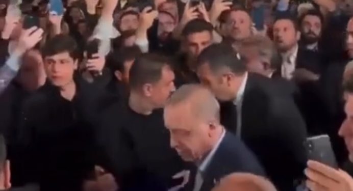 Erdogan klanjao akšam u Aja Sofiju, proučio dovu i završio kampanju. Vjernici uzvikivali Tekbire VIDEO